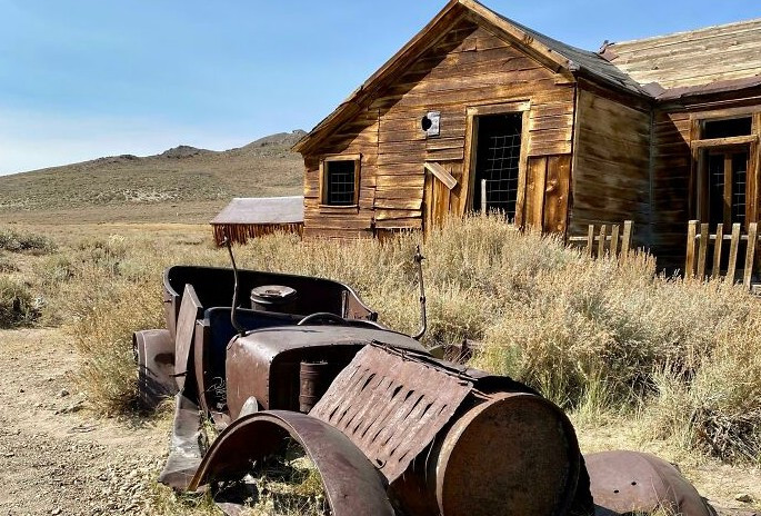 Từng là một thị trấn khai thác vàng nhộn nhịp, Bodie (ở California, Mỹ) giờ đây là một trong những thị trấn "ma" nổi tiếng nhất nước Mỹ. Sau khi vàng cạn kiệt vào đầu thế kỷ 20, hàng ngàn cư dân đã rời khỏi thị trấn này, bỏ lại những ngôi nhà, quán rượu và cửa hàng đầy ắp đồ đạc...