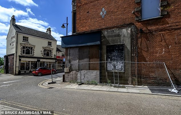 Nhiều cửa hàng hiện nay cửa đóng then cài.