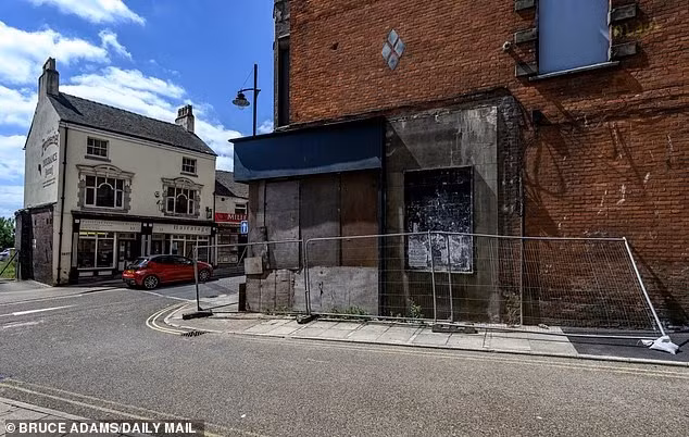 Nhiều cửa hàng hiện nay cửa đóng then cài.