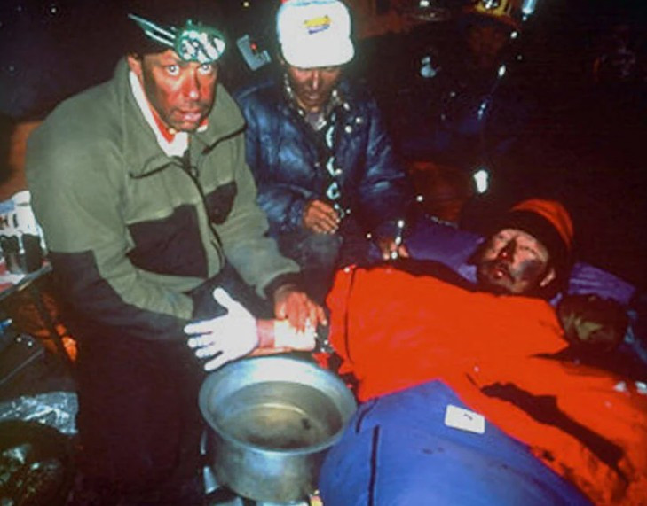 Vào tháng 5/1996, nhà leo núi Beck Weathers và nhóm của ông đã cố gắng hoàn thành chuyến leo núi Everest. Mặc dù chỉ còn một đoạn ngắn nữa là đến đích, Weathers đã bị mắc chứng mù tuyết nghiêm trọng, hôn mê và hạ thân nhiệt. Thật kỳ diệu, ông đã sống sót, đi bộ trở lại trại và được trực thăng đưa đi điều trị.