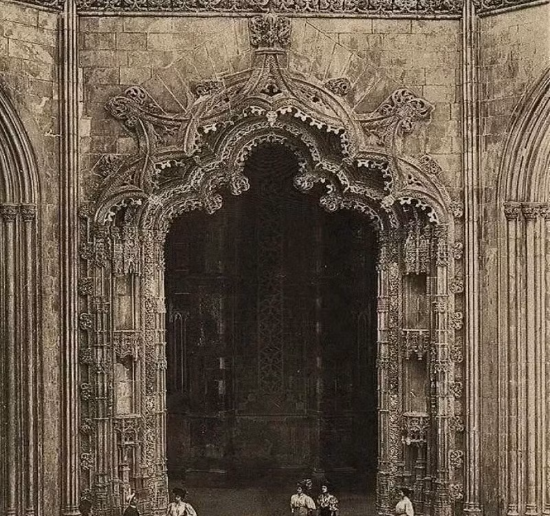 Cổng chính của Capelas Imperfeitas trong Tu viện Batalha, Bồ Đào Nha. Cổng được hoàn thành vào năm 1509, song công trình xây dựng tu viện bị dừng lại vào năm 1516.