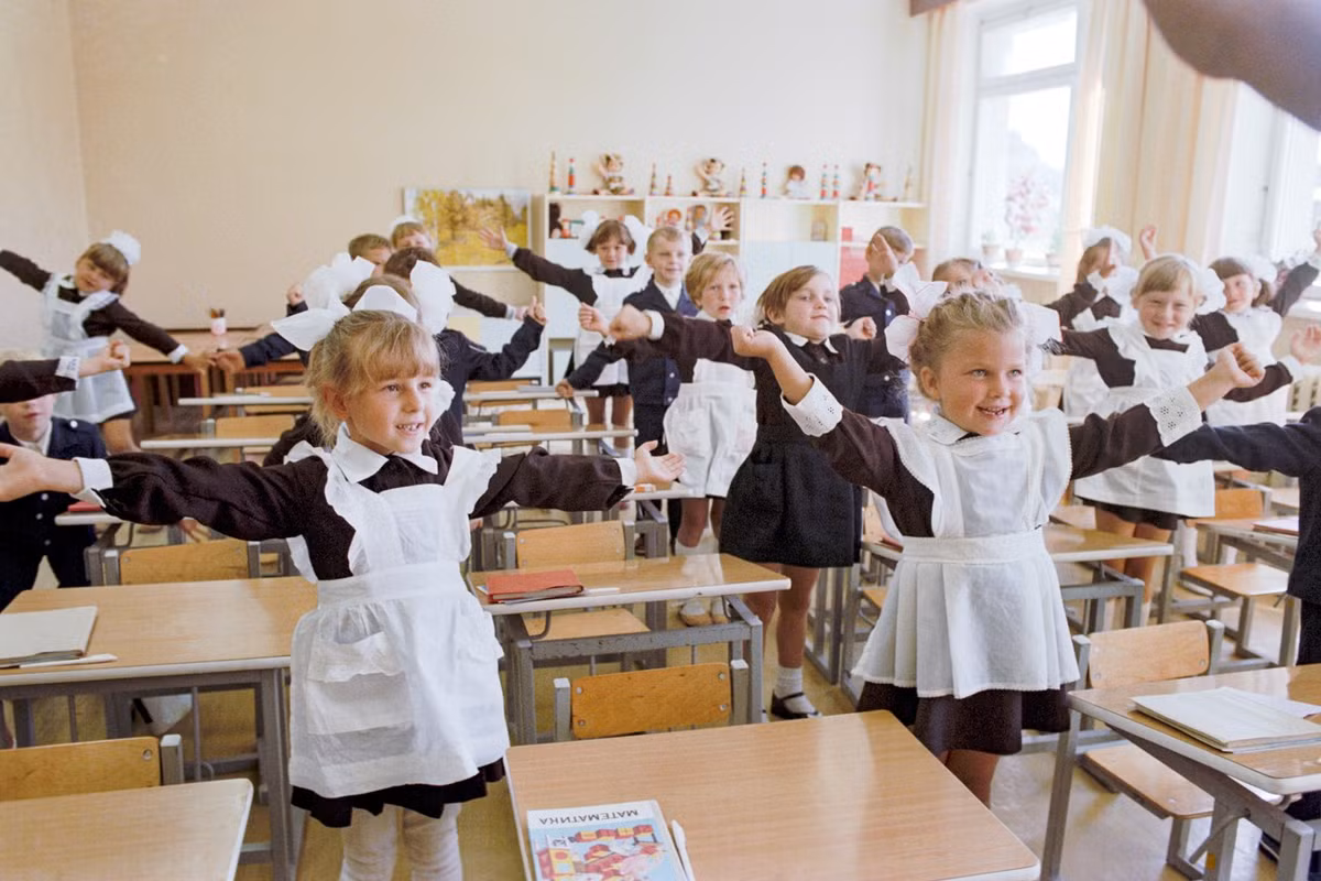 Trẻ em Liên Xô tập thể dục giữa giờ học.