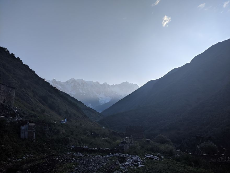 Được xây dựng trên một vách đá trong một thung lũng rất hẹp, nổi tiếng với cảnh quan hùng vĩ và các di tích lịch sử.