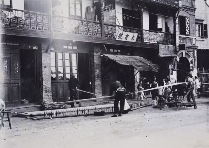 Người thợ dệt thủ công làm việc trên phố ở Thượng Hải, Trung Quốc, năm 1920.