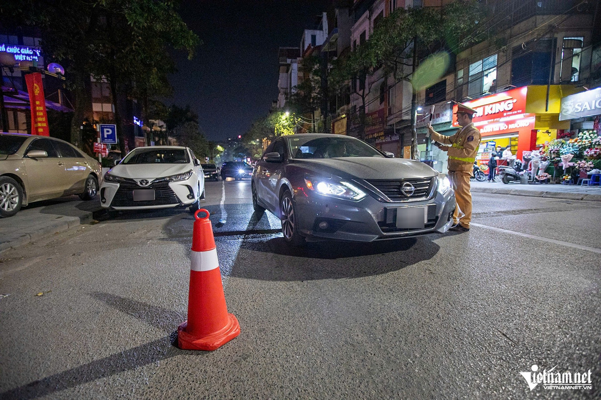 20h ngày 7/3, tổ công tác của Đội CSGT đường bộ số 6 (Phòng CSGT Công an Hà Nội) triển khai kiểm tra nồng độ cồn đối với người điều khiển ô tô, xe máy trên địa bàn.