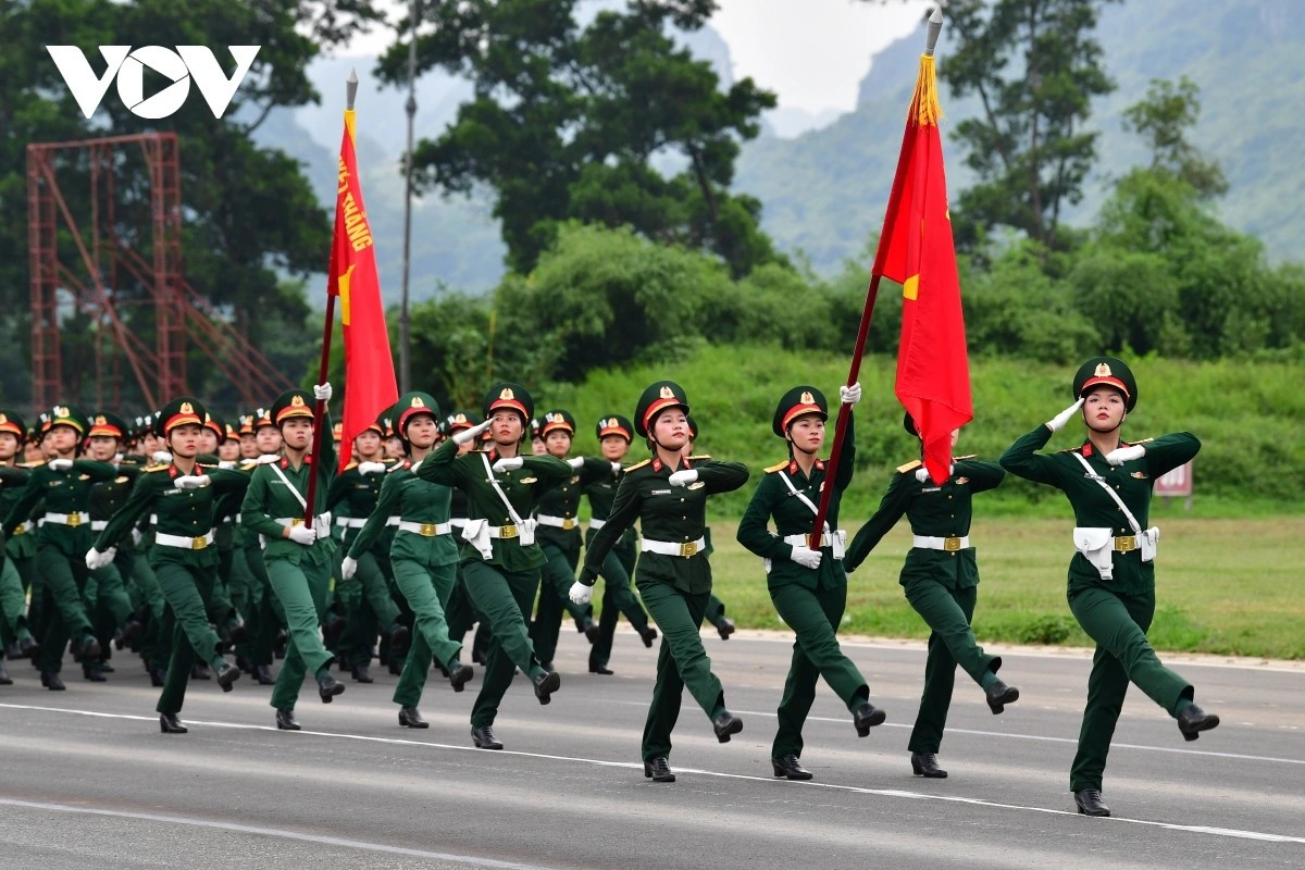 Khối nữ quân y tham gia hợp luyện.