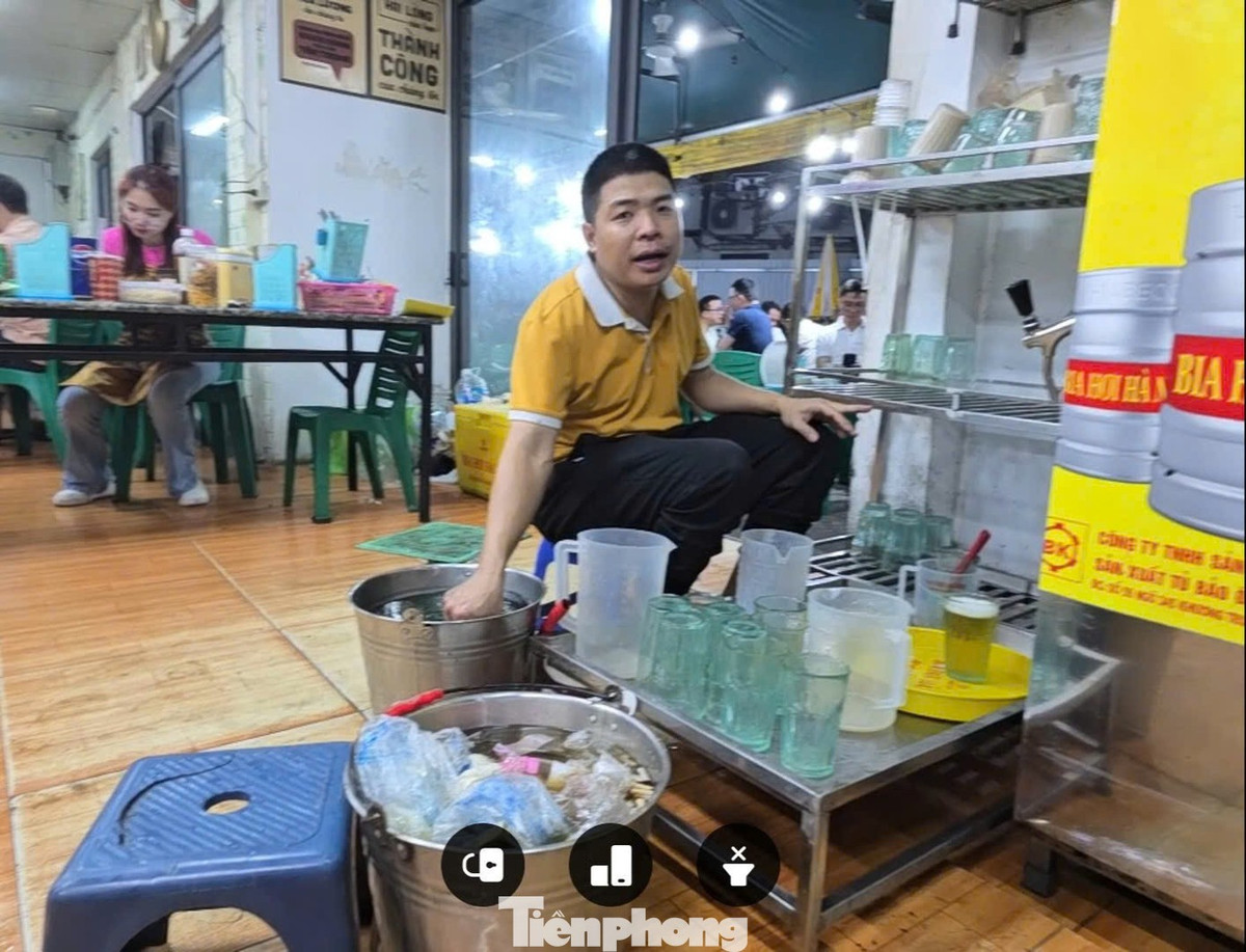 Một xô nước được nhân viên rửa hàng trăm chiếc cốc