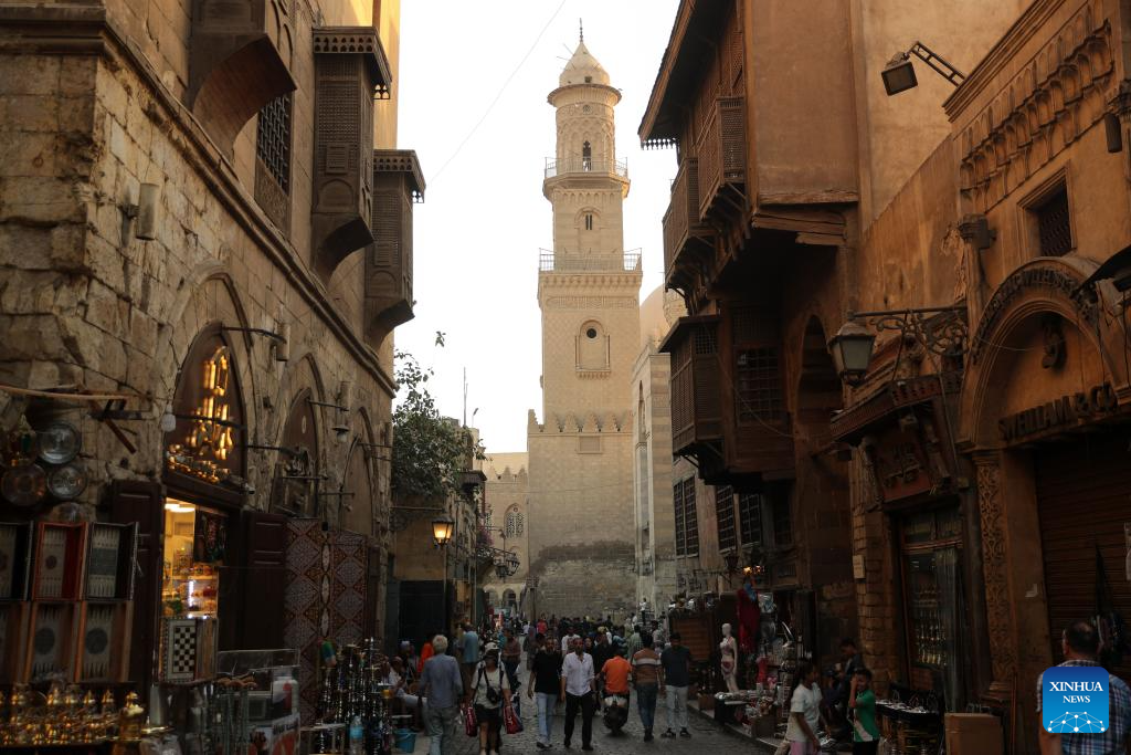 Người dân tham quan một con phố cổ gần chợ cổ Khan el-Khalili ở Cairo, Ai Cập, vào ngày 22/10/2025.