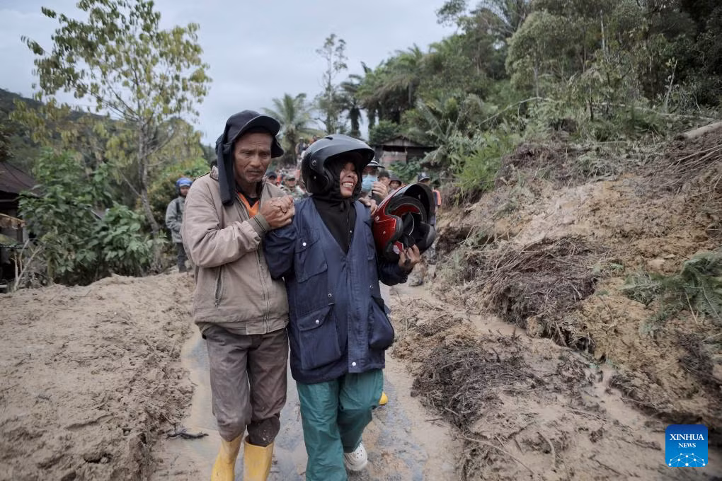 Ông Suharyanto nhấn mạnh rằng BNPB đang ưu tiên 3 nhiệm vụ cấp bách: Tiến hành các hoạt động tìm kiếm và cứu nạn những người vẫn mất tích, khôi phục khả năng tiếp cận thông tin liên lạc bị gián đoạn và đảm bảo cung cấp hậu cần nhanh chóng cho cư dân bị ảnh hưởng.