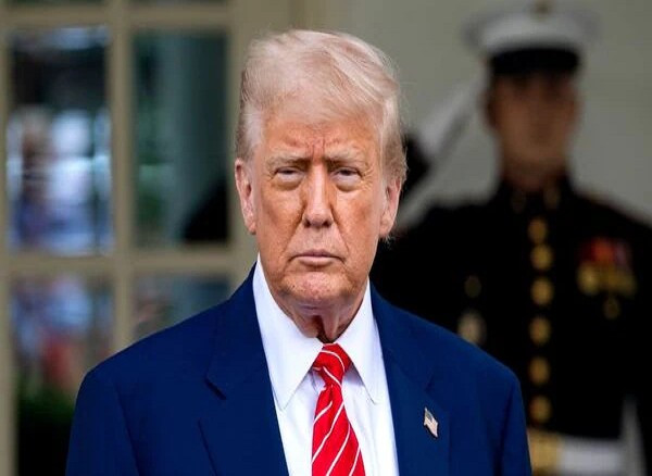 Cùng ngày, Tổng thống Donald Trump đã chỉ đạo các quan chức liên bang cấp cao thực hiện "mọi hành động cần thiết" để chấm dứt nhiều ngày bất ổn bạo lực ở Los Angeles, ra lệnh triển khai 2.000 lính Vệ binh Quốc gia tới thành phố này. Ảnh: Bloomberg.