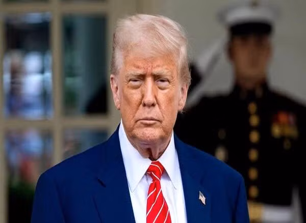 Cùng ngày, Tổng thống Donald Trump đã chỉ đạo các quan chức liên bang cấp cao thực hiện "mọi hành động cần thiết" để chấm dứt nhiều ngày bất ổn bạo lực ở Los Angeles, ra lệnh triển khai 2.000 lính Vệ binh Quốc gia tới thành phố này. Ảnh: Bloomberg.