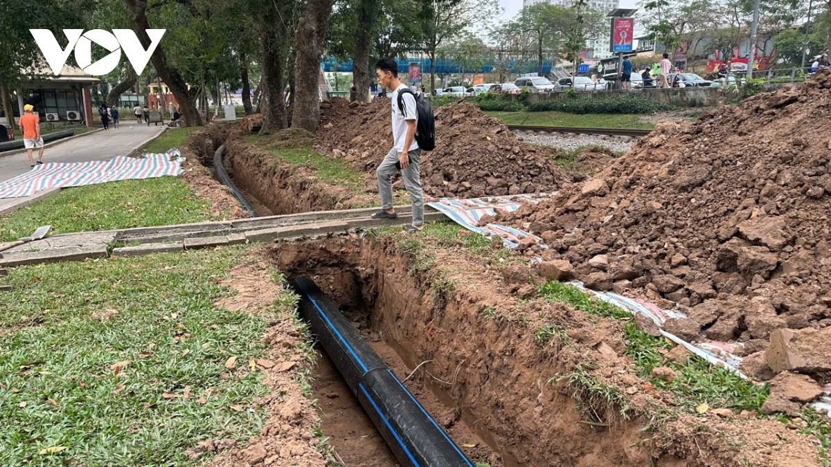 Đường ống được hạ đặt vào hào theo đúng tim tuyến, cao độ và quy trình kỹ thuật, từng bước hoàn thiện hệ thống thoát nước.