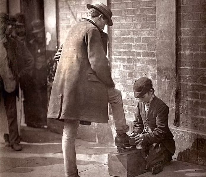 Người đánh giày trên đường phố ở London những năm 1800.