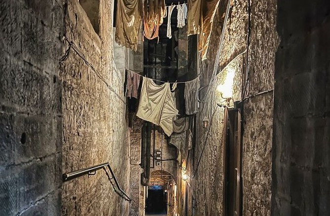 Mary King's Close là một khu phố lịch sử dưới lòng đất và được bảo tồn tốt nhất ở Edinburgh, Scotland. Khu phố từng là một con phố sôi động cho đến khi thành phố xây dựng Sở Giao dịch Chứng khoán Hoàng gia ngay trên đó vào những năm 1750, bịt kín con hẻm và các khu nhà dưới lòng đất. Ngày nay, nơi đây trở thành một điểm du lịch nổi tiếng, nơi hướng dẫn viên dẫn du khách qua những con phố tối tăm được bảo tồn và kể những câu chuyện về lịch sử của nó.