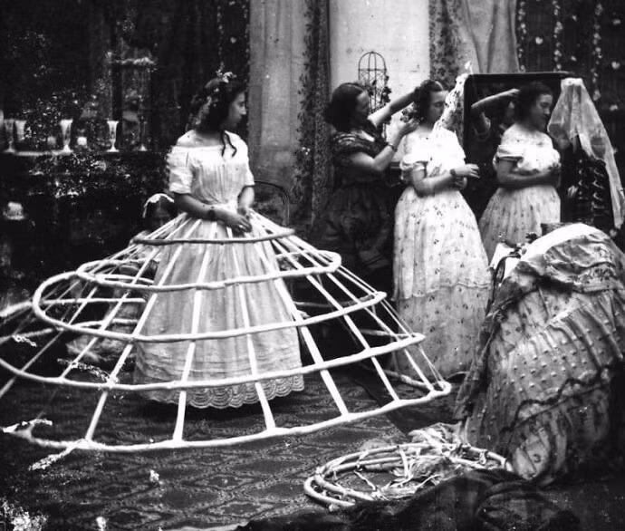 Crinoline được sử dụng để nâng đỡ những chiếc váy năm 1860.