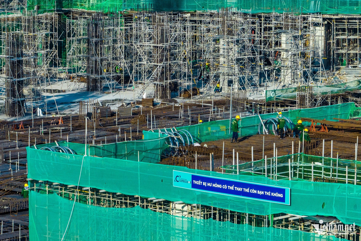 Còn công trình Trung tâm Hội nghị - Triển lãm thuộc phân khu S3 đã hoàn thành 100% phần móng và đạt 31% phần thô. Công tác lắp dựng kết cấu thép dự kiến hoàn thành vào 31/1/2026, hoàn thiện mặt ngoài vào 30/6/2026, và hoàn thiện nội thất vào 31/1/2027.