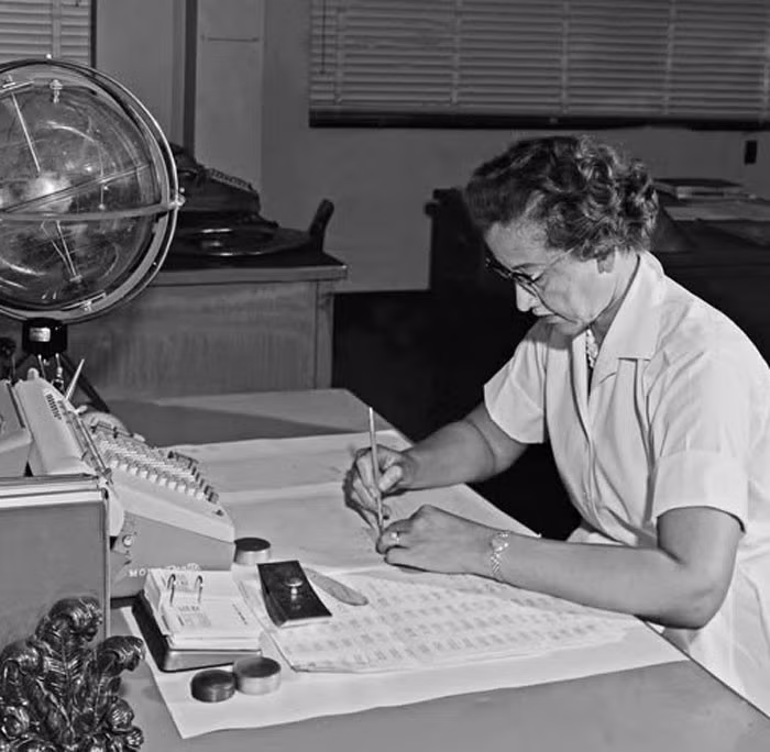 Katherine Johnson, một nhà toán học người Mỹ đã tính toán quỹ đạo chuyến bay cho Alan Shepard - người Mỹ đầu tiên bay vào vũ trụ, làm việc vào năm 1962.