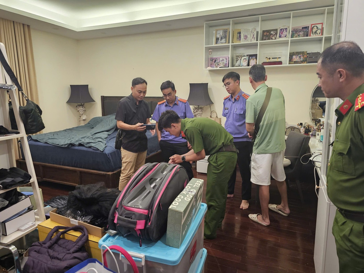 Hình ảnh cơ quan chức năng khám nhà Trương Ngọc Ánh