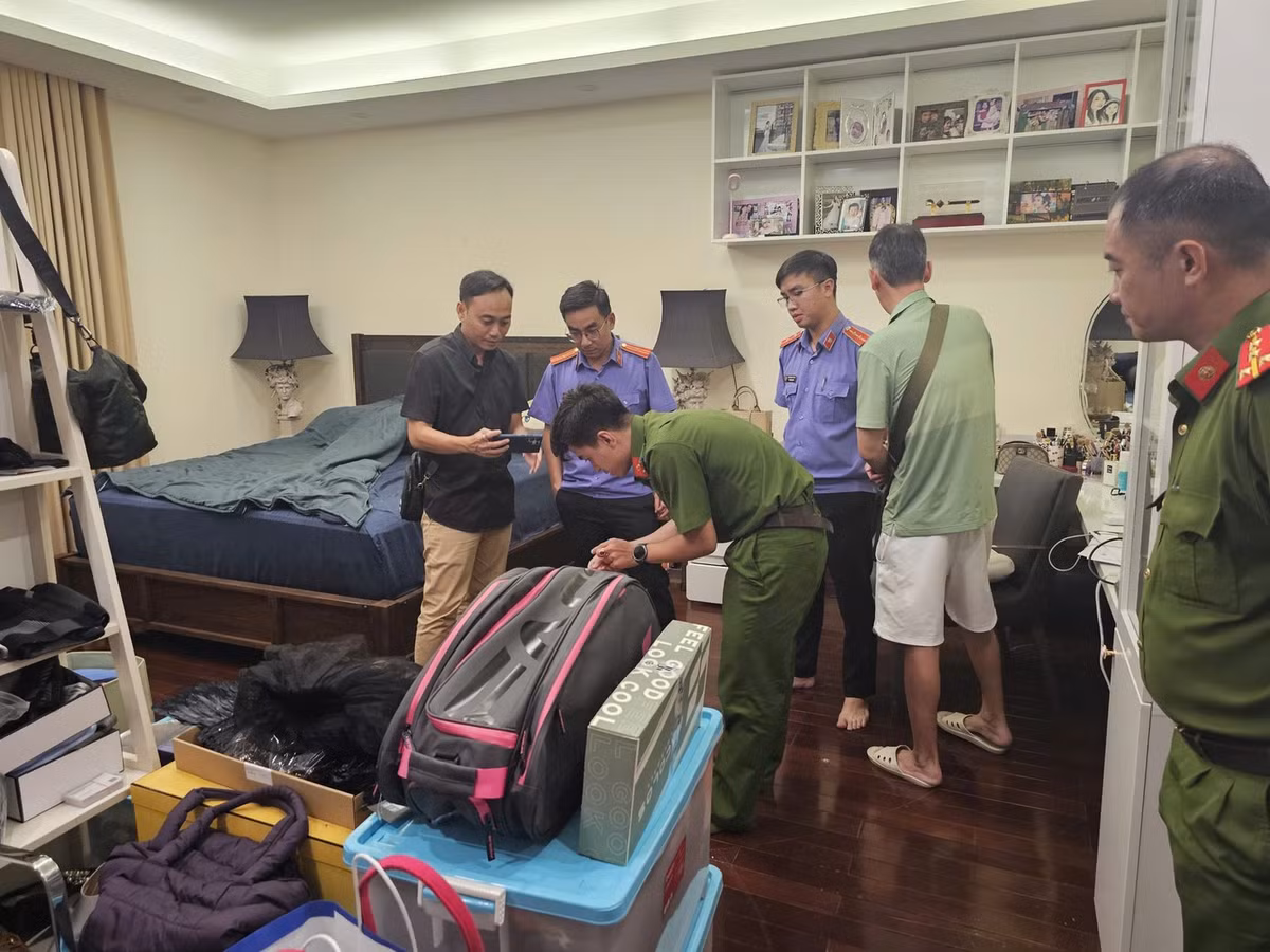 Hình ảnh cơ quan chức năng khám nhà Trương Ngọc Ánh