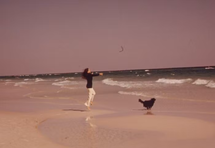Người phụ nữ chơi đùa trên bãi biển ở Okaloosa, Florida, năm 1973.
