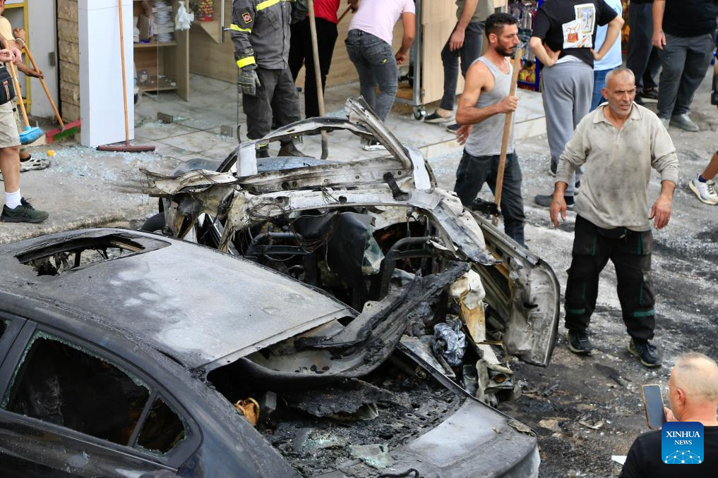 Người dân kiểm tra chiếc xe bị hư hại sau khi trúng tên lửa của Israel tại thị trấn Al-Doueir, miền nam Lebanon, ngày 3/11/2025.