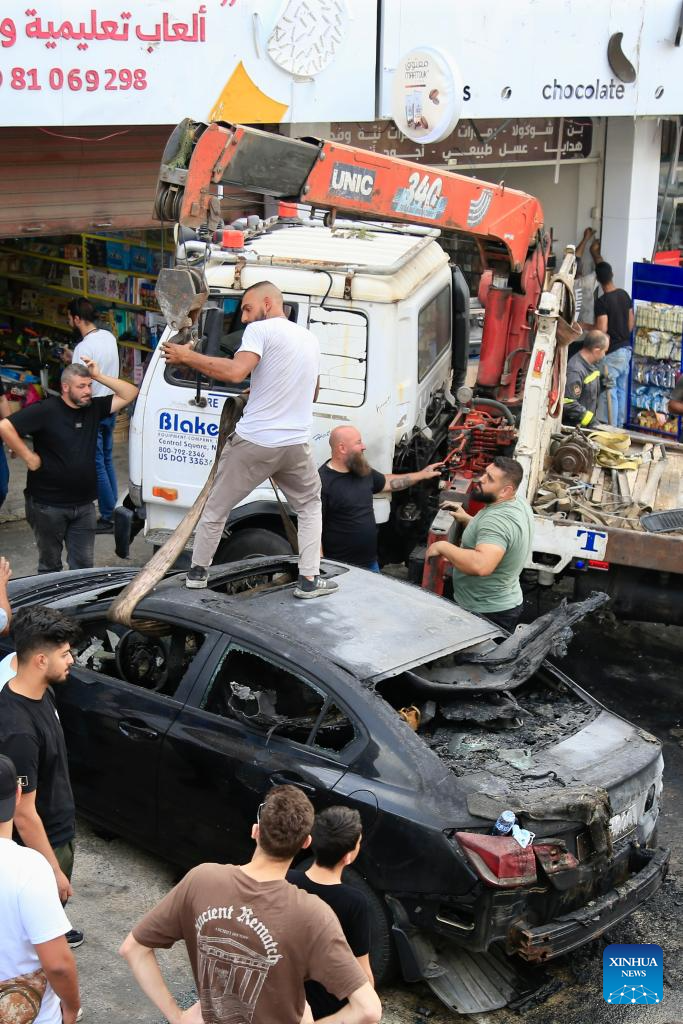 Lực lượng cứu hộ di dời chiếc xe bị hư hại tại thị trấn Al-Doueir, miền nam Lebanon, ngày 3/11/2025.