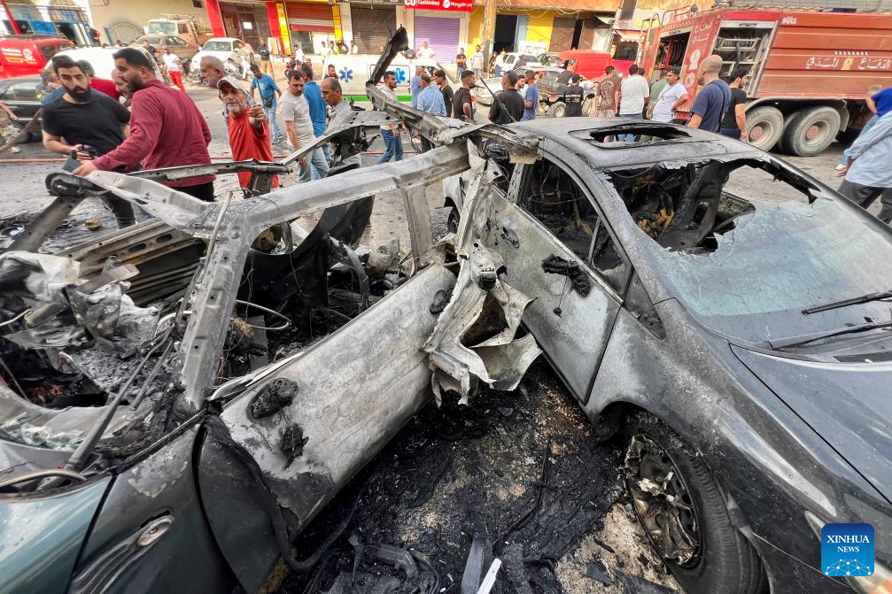 Hãng thông tấn quốc gia Lebanon (NNA) đưa tin, một máy bay không người lái của Israel đã phóng 3 tên lửa dẫn đường vào một chiếc xe hơi ở thị trấn Al-Doueir, khiến 1 người thiệt mạng và 7 người khác bị thương.