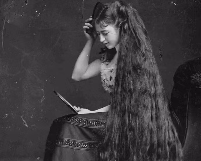 Cô gái trẻ với mái tóc dài vào khoảng những năm 1880-1890.