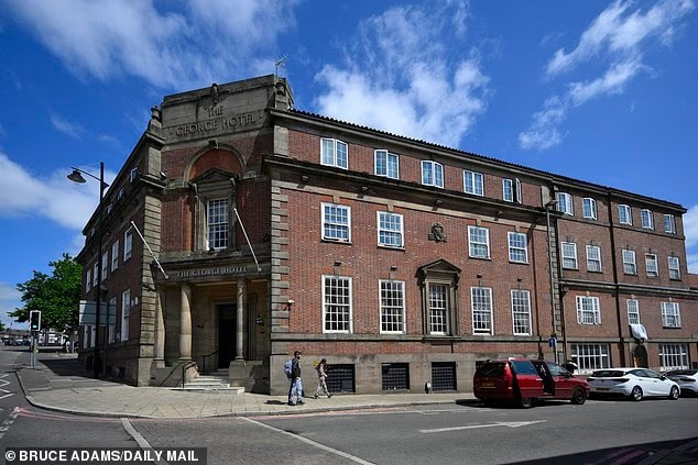 "Vợ chồng tôi đã đã tổ chức tiệc cưới tại khách sạn George. Đó là một khách sạn tuyệt vời - một nơi lý tưởng ở Burslem cho những dịp đặc biệt", Terry chỉ tay về phía khách sạn George, được xây dựng vào những năm 1920 và gần quảng trường trong thị trấn. Được biết, khách sạn này hiện được những người xin tị nạn và người vô gia cư sử dụng.