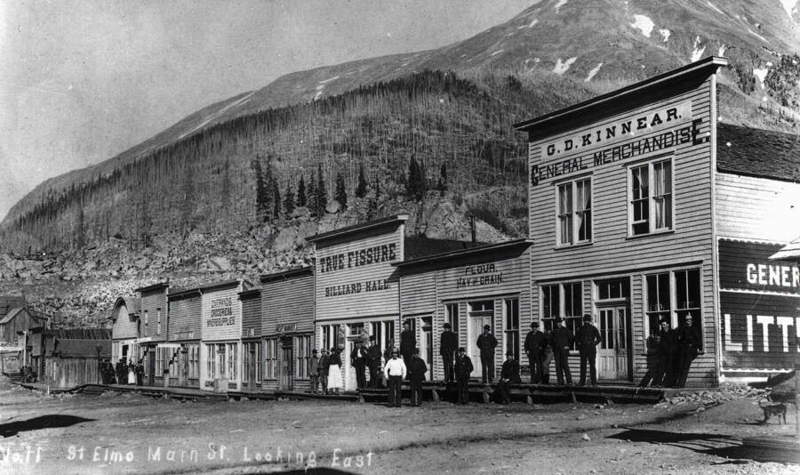 Con phố chính ở Saint Elmo, Colorado, khoảng năm 1890. Saint Elmo được thành lập vào năm 1880, là một thị trấn khai thác vàng và bạc. Nơi đây từng có một văn phòng điện báo, 5 khách sạn, một tòa soạn báo và một trường học.