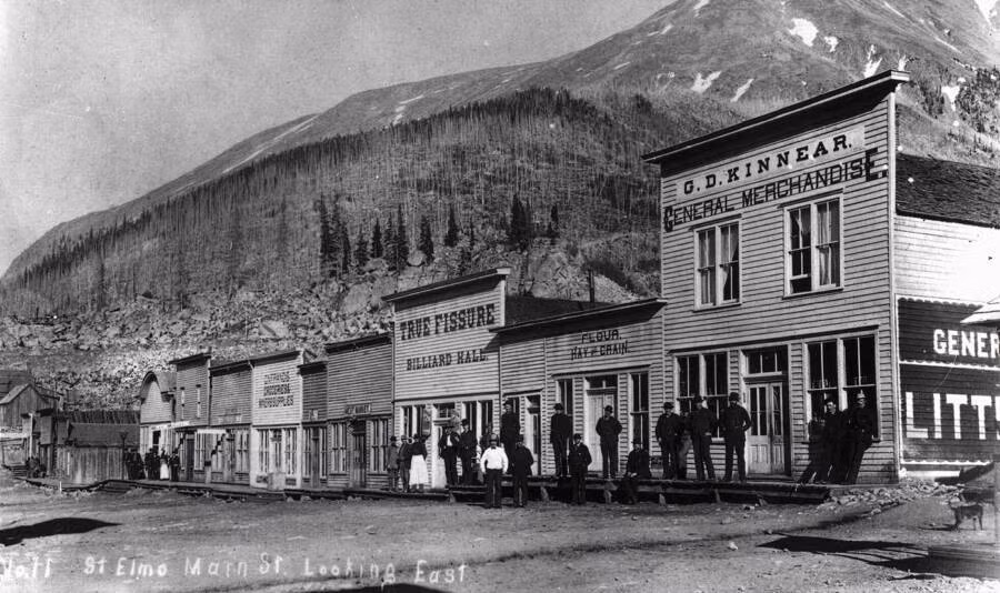 Con phố chính ở Saint Elmo, Colorado, khoảng năm 1890. Saint Elmo được thành lập vào năm 1880, là một thị trấn khai thác vàng và bạc. Nơi đây từng có một văn phòng điện báo, 5 khách sạn, một tòa soạn báo và một trường học.