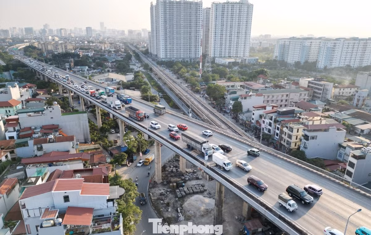 Cầu Thăng Long đang có hai tầng đường, tầng 1 dành cho đường sắt và xe máy (đi ở hai bên cánh gà), tầng 2 dành cho ô tô.