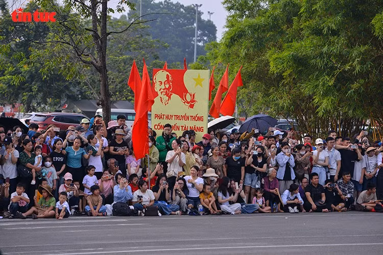 Người dân đứng thành hàng dài theo dõi buổi hợp luyện diễu binh từ sáng sớm.