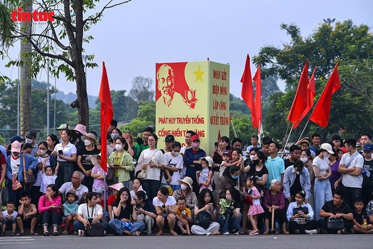 Người dân và khách tham quan được phép đứng ở các vị trí quy định để quan sát không làm ảnh hưởng đến quá trình luyện tập.
