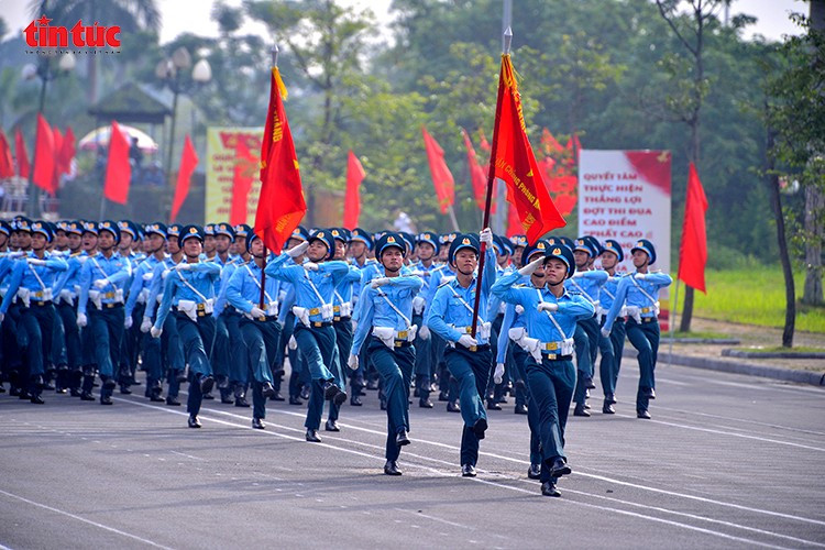 Các chiến sĩ Quân chủng Phòng không - Không quân tập luyện với cường độ cao.