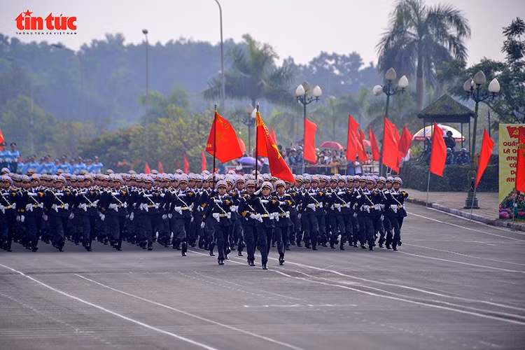 Các chiến sĩ nghiêm túc luyện tập dưới nền nhiệt gần 40 độ C.