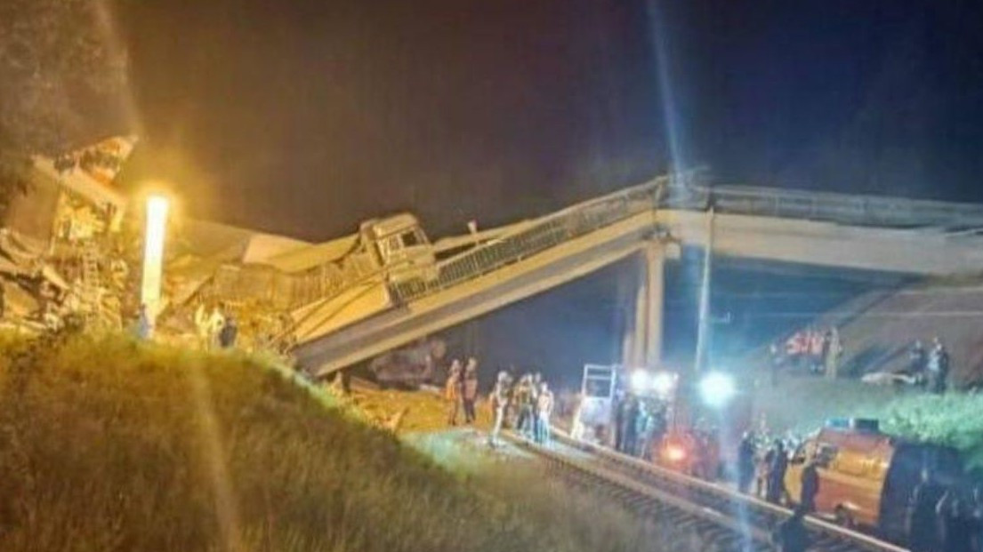 Các nhà chức trách không loại trừ đây là hành động phá hoại có chủ đích. Moscow Railways cho rằng cây cầu bị sập do "sự can thiệp bất hợp pháp vào hoạt động vận tải". Ảnh: X.