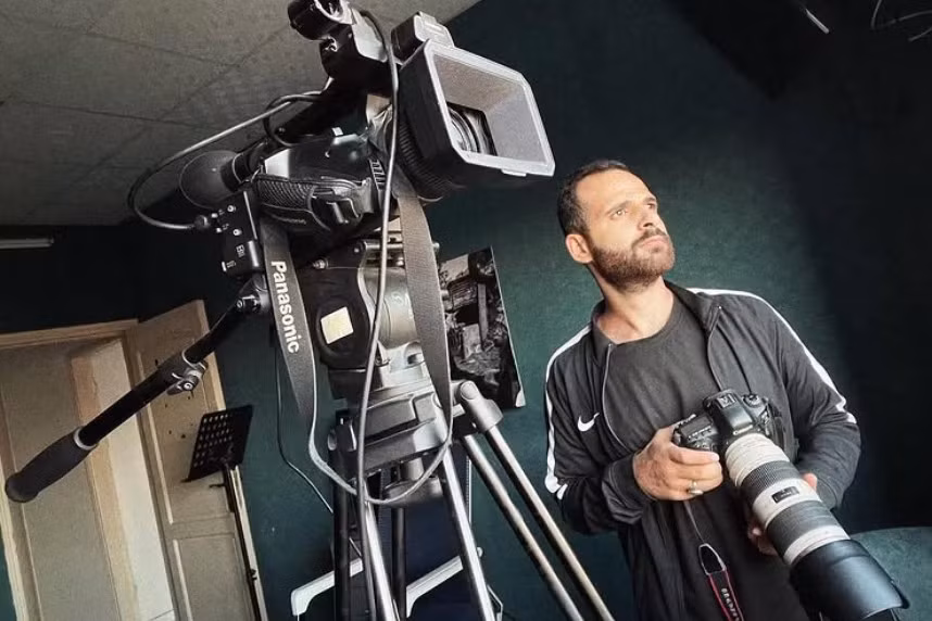 Theo nguồn tin địa phương, trong số những người thiệt mạng có nhà báo Ismail Abu Hatab (ảnh), trong khi một nhà báo khác, Bayan Abu Sultan, bị thương và tình trạng hiện ổn định. Ảnh: Instagram.