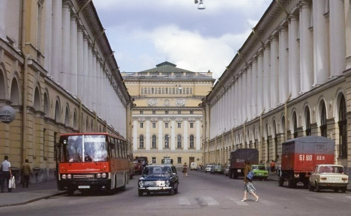 Phố Zodchego Rossi ở Leningrad (nay là St. Petersburg), nơi có Học viện Ba lê Nga Vaganova.