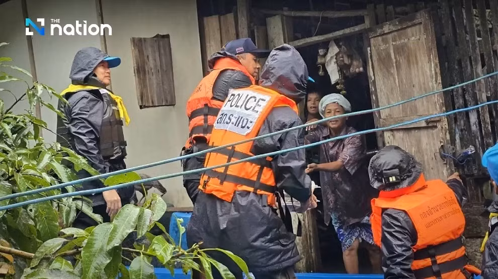 Văn phòng Phòng chống và Giảm nhẹ Thiên tai tỉnh Narathiwat báo cáo rằng lượng mưa liên tục kể từ ngày 21/11/2025 đã gây ra lũ lụt trên khắp 9 huyện. Chính quyền đã triển khai cảnh sát và lực lượng cứu hộ để giải cứu người dân bị mắc kẹt trong những khu vực ngập lụt. Ảnh: The Nation.