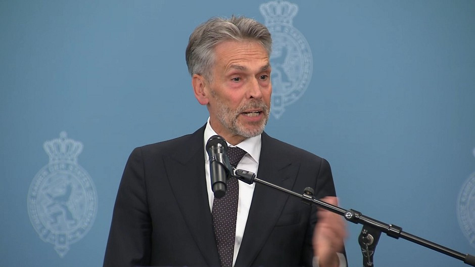 Ông Schoof bắt đầu sự nghiệp của mình với tư cách là cố vấn chính sách về giáo dục tại Hiệp hội các đô thị Hà Lan và trở thành công chức tại Bộ Giáo dục và Khoa học vào năm 1988. Ảnh: NOS.