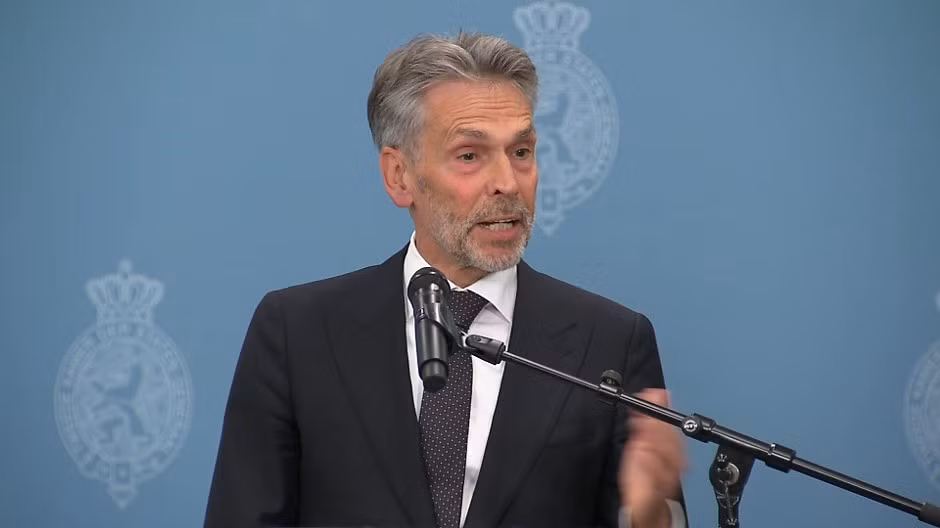 Ông Schoof bắt đầu sự nghiệp của mình với tư cách là cố vấn chính sách về giáo dục tại Hiệp hội các đô thị Hà Lan và trở thành công chức tại Bộ Giáo dục và Khoa học vào năm 1988. Ảnh: NOS.