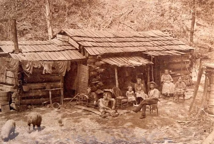 Một gia đình tại ngôi nhà gỗ nhỏ của họ ở Tây Virginia, Mỹ, năm 1900.