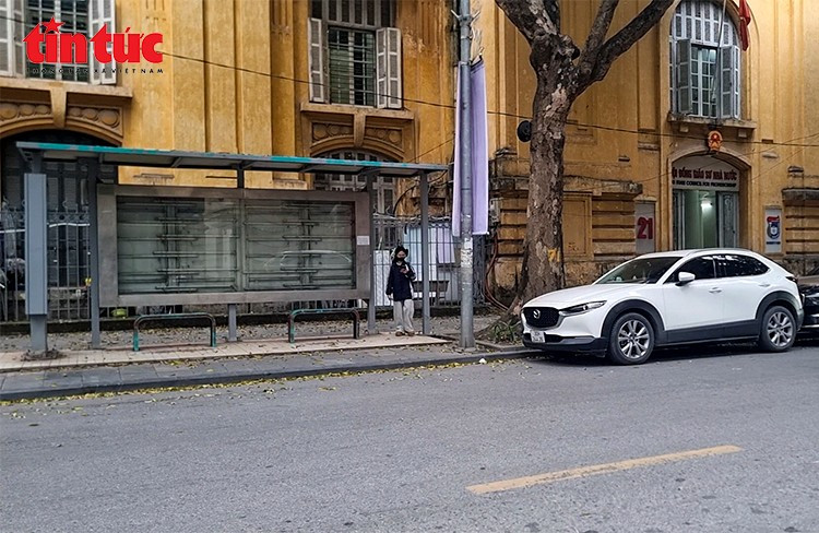 Ô tô cá nhân dừng đỗ ngay trước nhà chờ xe buýt, khiến xe buýt gặp khó khăn khi tiếp cận điểm chờ.