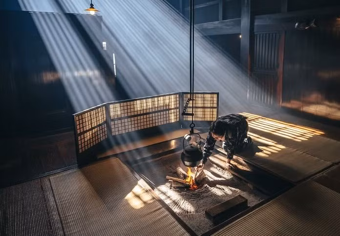 Ánh nắng chiếu vào một căn phòng nơi người dân nhóm lửa ở Nhật Bản.