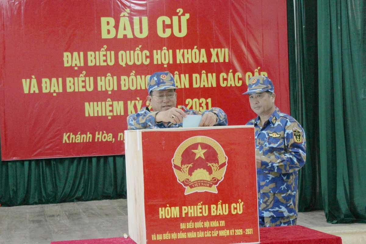 Cử tri tham gia bỏ phiếu.