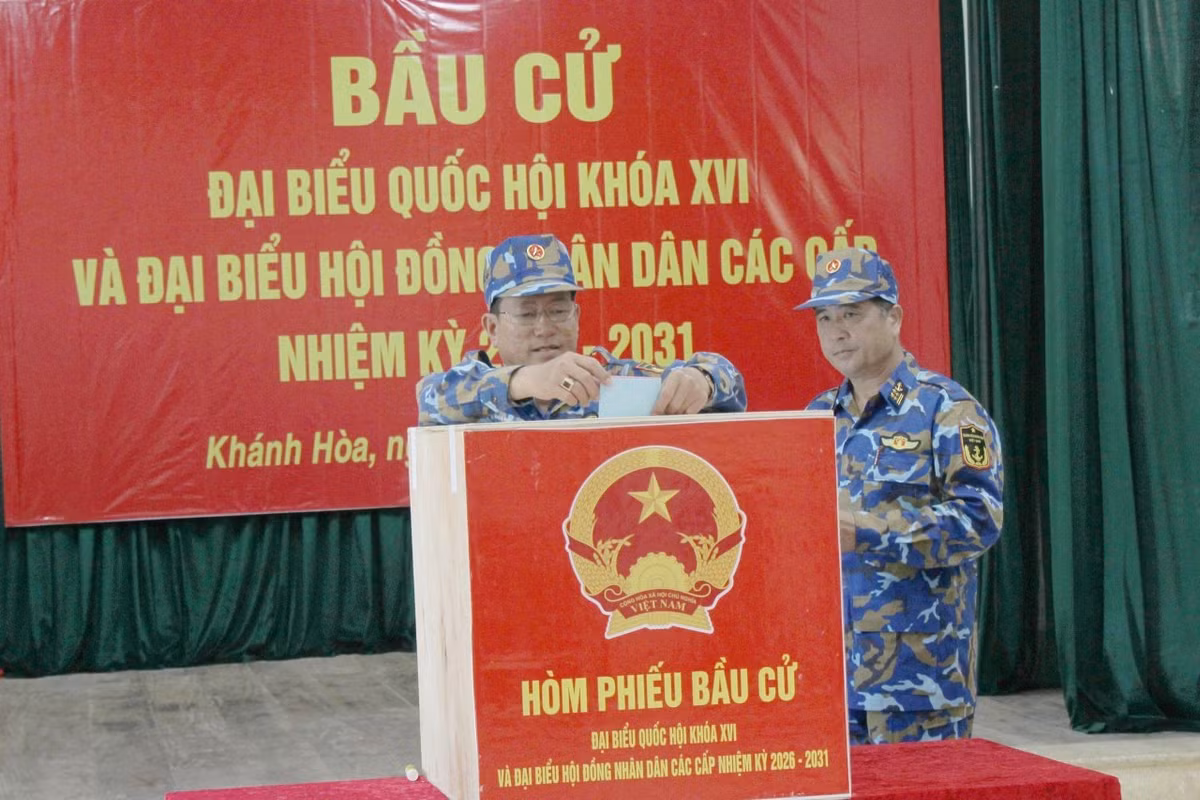 Cử tri tham gia bỏ phiếu.