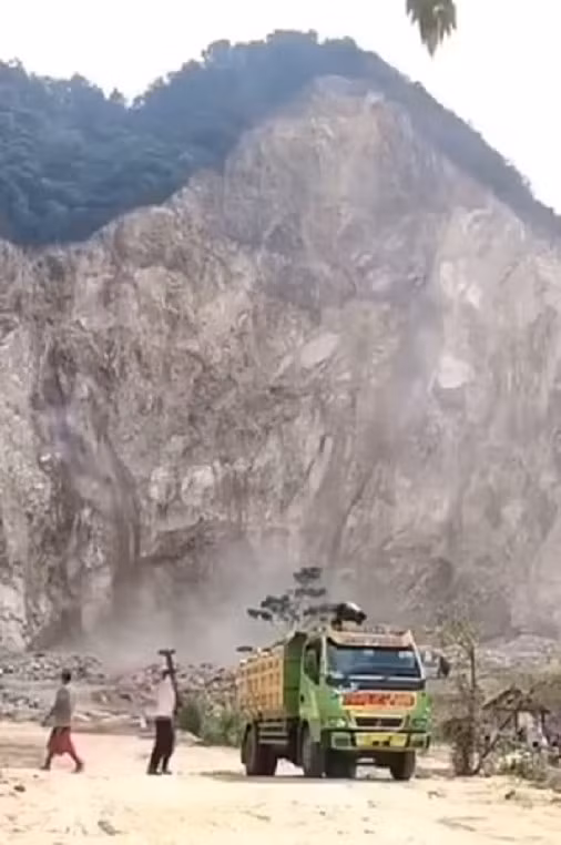 Đoạn video ghi lại sự việc cho thấy toàn bộ sườn núi đá sụp xuống cùng một lúc, tạo thành dòng lũ đất đá đổ về phía chân dốc. Ảnh: DM.