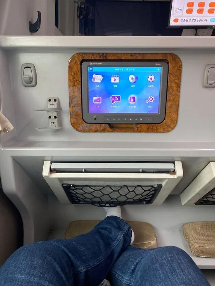 Một chiếc xe buýt liên tỉnh có đầy đủ bộ sạc, bàn và chỗ để chân.