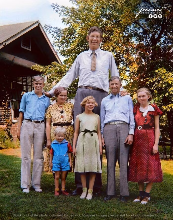 Robert Wadlow, người đàn ông cao nhất trong lịch sử, chụp ảnh cùng gia đình năm 1935.